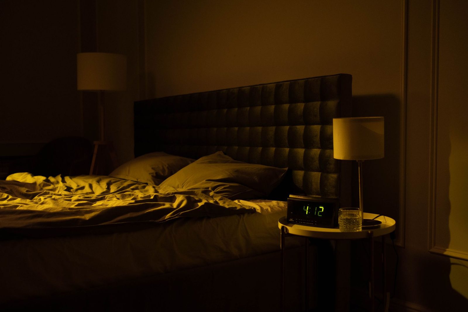 Gece yarısı loş bir odada dağınık ve boş yatak