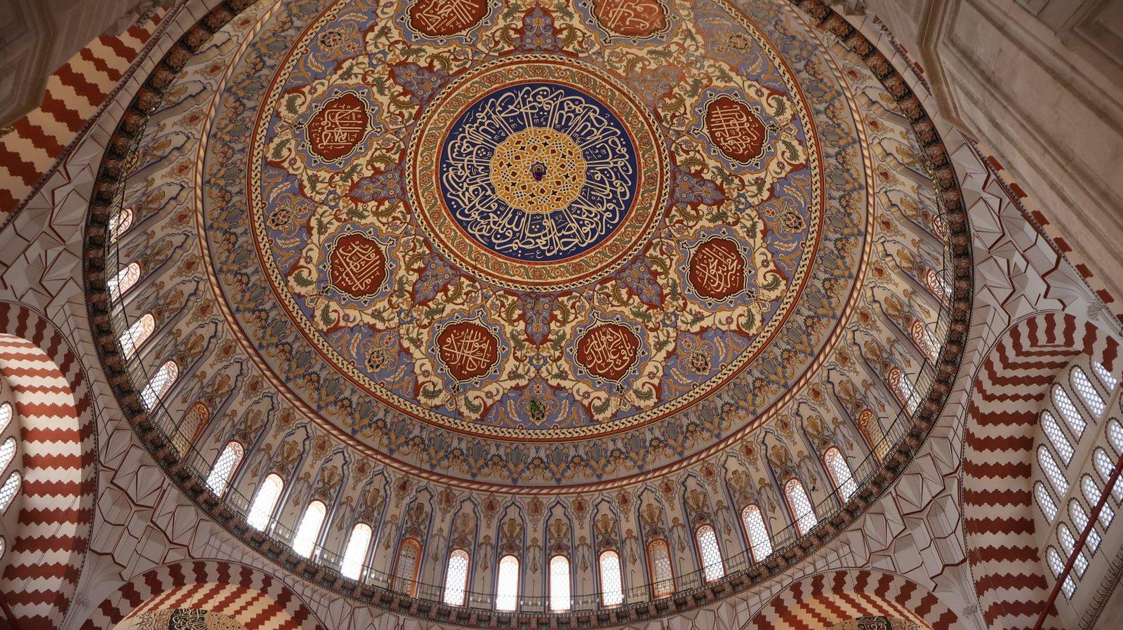Cami kubbesinin içindeki hat yazısı ve geometrik süslemeler