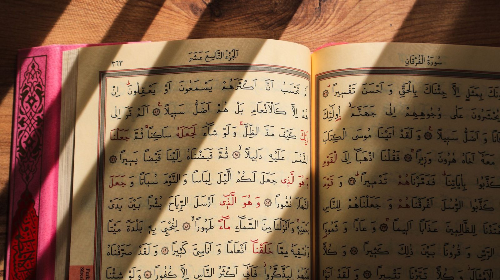 Ahşap bir masa üzerinde açık duran Kur'an-ı Kerim — bakımın yalnızca Kur'an ve dua ile yapılması