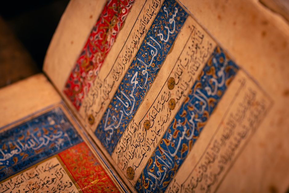 Tezhipli, el yazması Arapça bir kitabın açık sayfaları